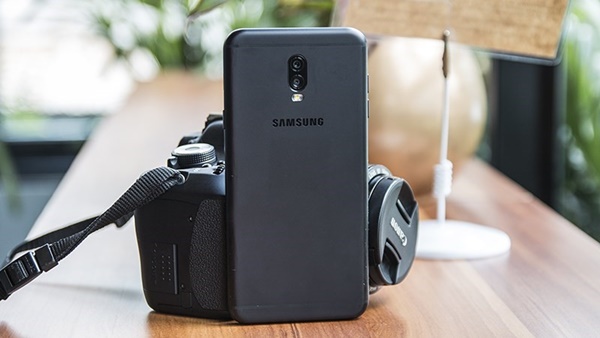 Selfie xóa phông trên Samsung Galaxy A8/A8+: Trải nghiệm thú vị với tính năng xóa phông trên camera trước của A8/A8+ sẽ mang lại cho bạn những bức ảnh chất lượng cao với phong cách riêng biệt. Thêm vào đó, khả năng selfie chụp đêm và hỗ trợ ánh sáng môi trường yếu còn cho ra những bức ảnh nghệ thuật đầy tinh tế và đẹp mắt.