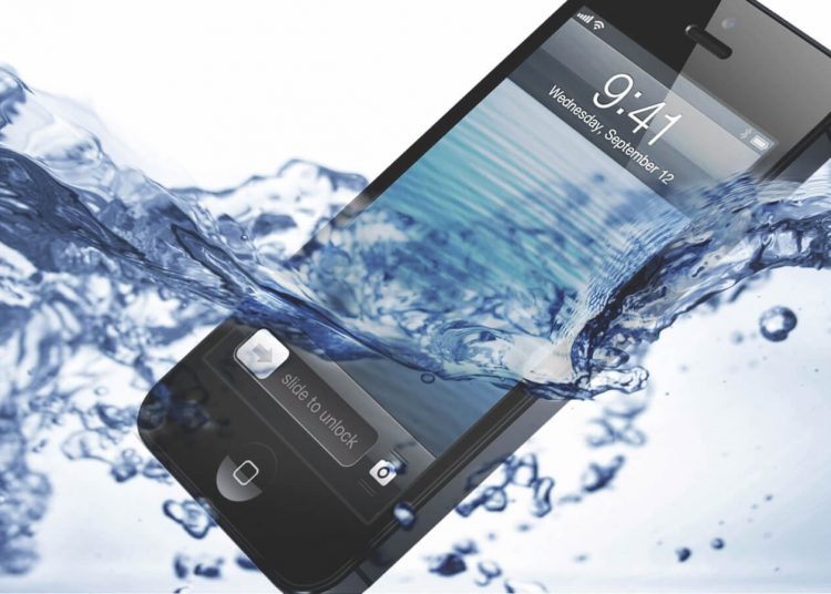 Phải làm gì khi điện thoại bị rơi xuống nước?