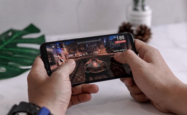 Chơi game sinh tồn trên điện thoại với trải nghiệm đồ họa siêu thực