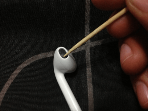 Cách làm sạch tai nghe iPhone