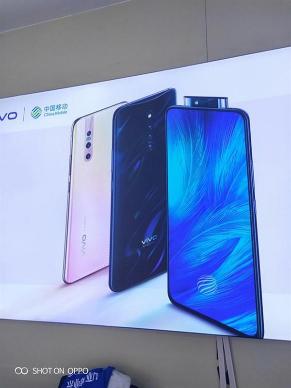 Poster cho thấy camera của Vivo X27 Pro sẽ được lắp đặt ở giữa Poster cho thấy camera của Vivo X27 Pro sẽ được lắp đặt ở giữa