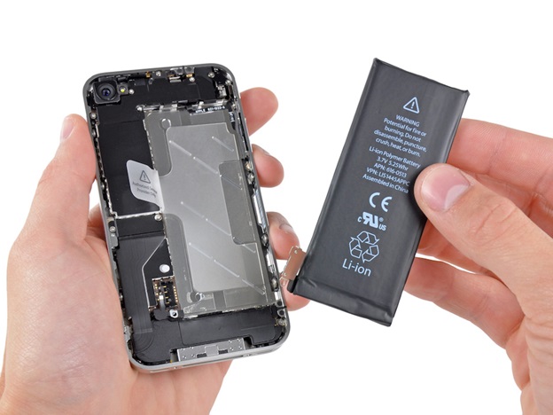Tuyệt đối không nên tự ý thay pin smartphone nguyên khối