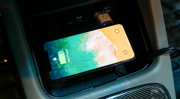 Không nên sạc iPhone trong xe oto khi trời nóng