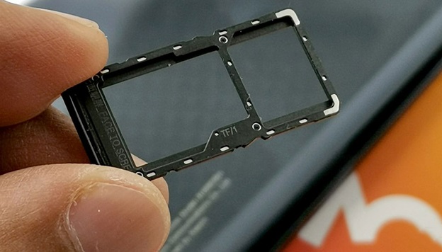 Khay cắm sim và thẻ nhớ