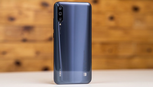 Mặt sau Xiaomi Mi A3 được sơn hiệu ứng chuyển màu hiện đại
