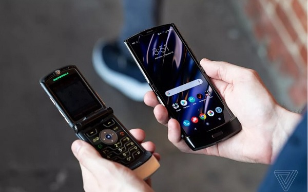 Motorola Razr 2019 và bản tiền nhiệm.