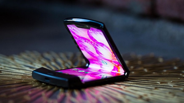 Moto Razr 2019 không còn sử dụng bàn phím T9 mà thay vào đó là màn hình cảm ứng.