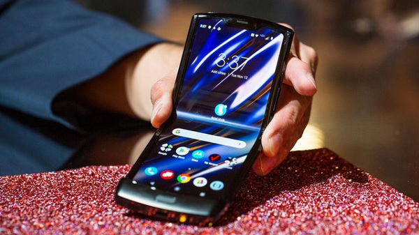 Màn hình Moto Razr 2019 sau khi được bật ra. Màn này được làm từ 1 tấm nền duy nhất và được bảo vệ bởi 1 lớp phủ đặc biệt có khả năng chống xước, va đập cao. Camera được đặt trong phần tai thỏ có độ phân giải 5MP.