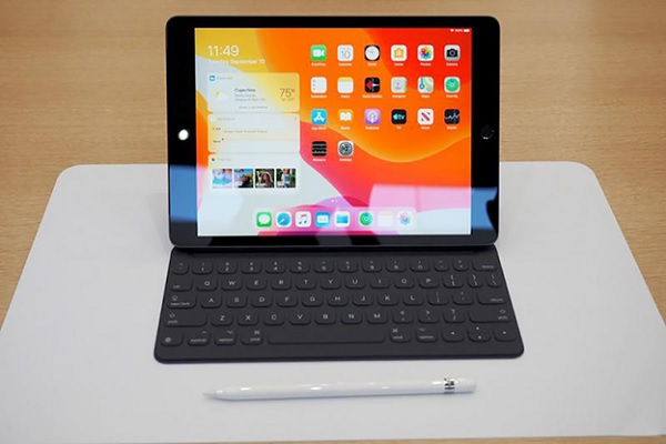 Người dùng có thể sử dụng bàn phím thông minh Smart Keyboard có thể tháo rời với iPad 10.2 inch.
