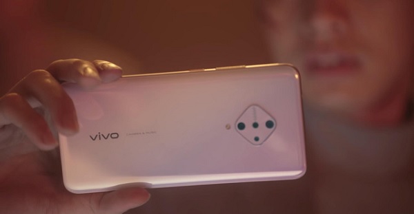 Hình ảnh Vivo S1 Pro xuất hiện vô cùng ấn tượng trong MV mới của chàng ca sĩ