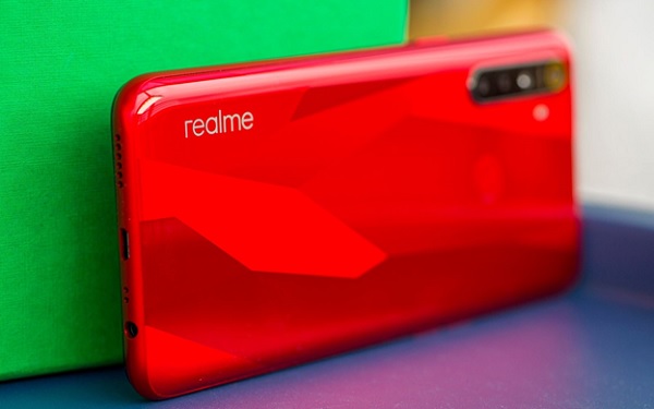 Điểm cộng lớn nhất là Realme 5s được trang bị viên pin khủng 5.000mAh