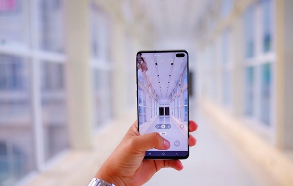 Samsung Galaxy S10+ chơi trội với cụm camera selfie kép 8MP