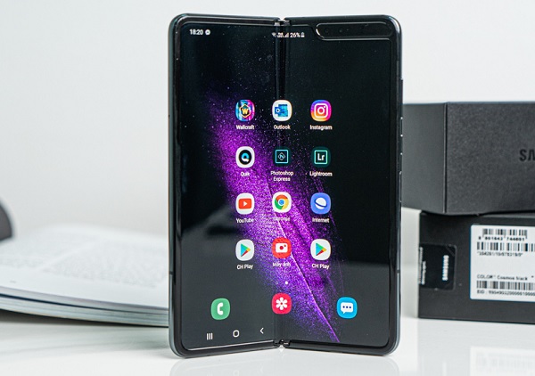 Toàn bộ máy khi mở ra là một màn hình kích thước 7,3inch, máy sử dụng tấm nền Dynamic AMOLED với độ phân giải 1.536 x 2.152 pixel, mật độ điểm ảnh 362 ppi.