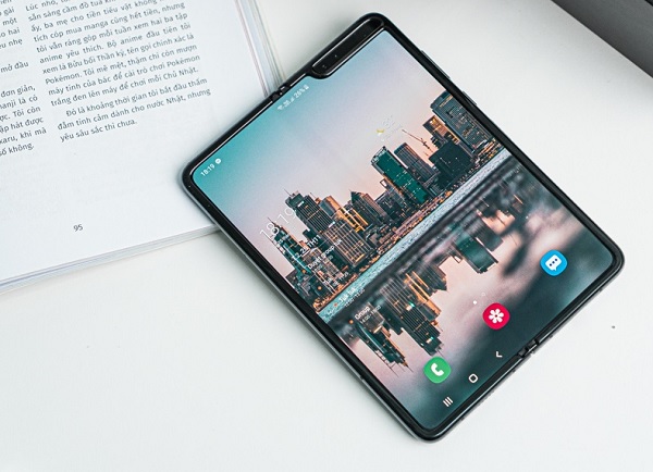 Do Galaxy Fold có kích thước khá lớn, để thao tác linh hoạt với máy, người dùng phải sử dụng cả 2 tay.