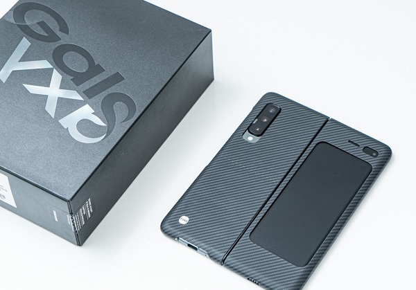 Mở hộp Galaxy Fold, thiết kế vỏ hộp khá đơn giản với tông đen chủ đạo, chữ Galaxy được uốn cong ám chỉ thiết kế đặc biệt của thiết bị.