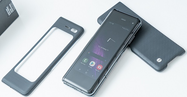 Khi gập lại, máy vẫn hoạt động bình thường với màn hình 4,6 inch, loa thoại và camera selfie.