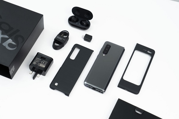 Samsung còn khẳng định thêm sự cao cấp của Galaxy Fold khi danh sách phụ kiện đi kèm có cả chiếc tai nghe Galaxy Buds mới nhất cùng hộp sạc