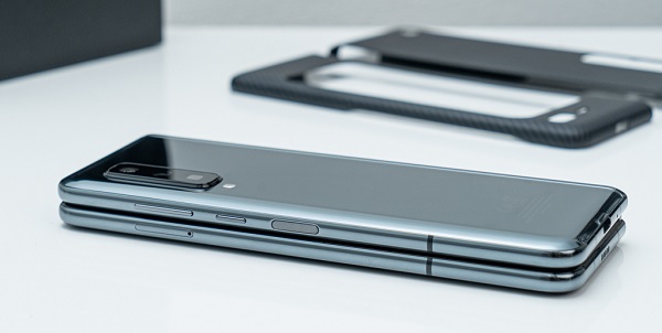 Galaxy Fold vẫn khá chắc chắn khi gập lại và rất liền mạch, ở cạnh bên có nút tăng giảm âm lượng và cảm biến vân tay