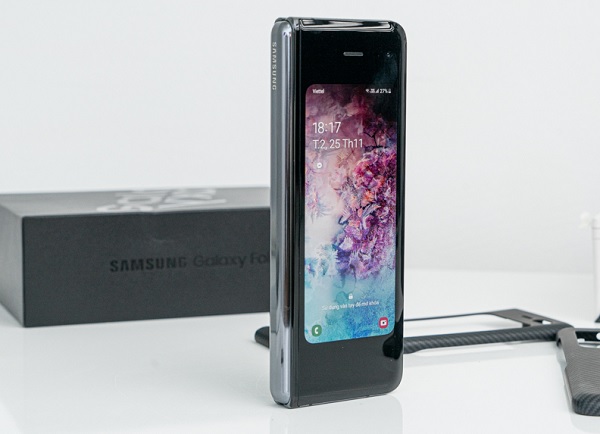 Màn hình ngoài sở hữu tấm nền Super AMOLED 4.6 inch độ phân giải 720 x 1680 kèm một camera selfie 10MP f/2.2, người dùng thoải mái sử dụng khi gập điện thoại.