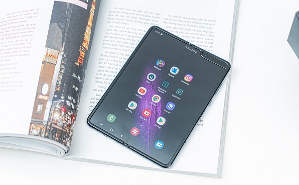 Galaxy Fold sở hữu bộ vi xử lý sản xuất trên tiến trình 7nm, với 12GB RAM và 512GB bộ nhớ trong.