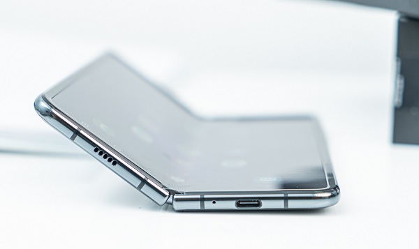 Samsung tuyên bố bản lề của Galaxy Fold có thể gập mở lên tới 200.000 lần