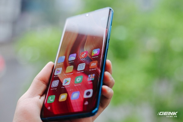 Viền 2 bên được làm cong 3D mềm mại và đẹp mắt tương tự dòng Galaxy cao cấp của Samsung.