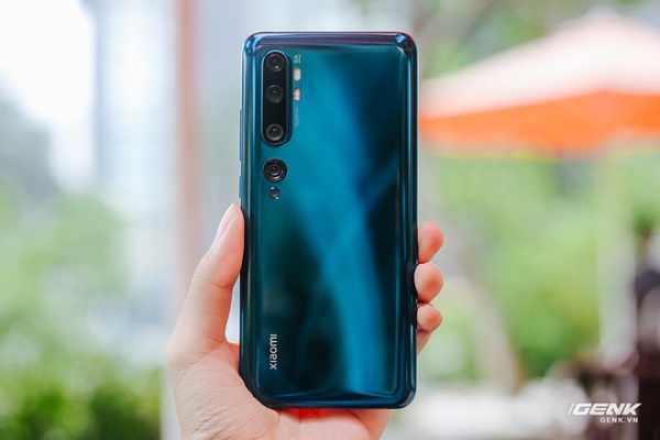 Mặt sau sử dụng hiệu ứng chuyển màu nên ở một vài góc độ màu xanh green chuyển sang màu xanh nước biển đậm.
