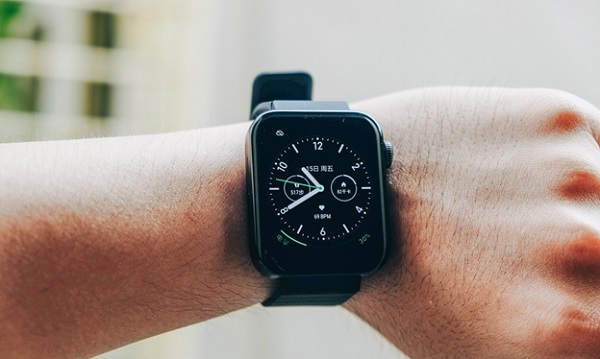 Thiết kế Xiaomi Mi Watch khá dày và to, chỉ phù hợp với nam giới