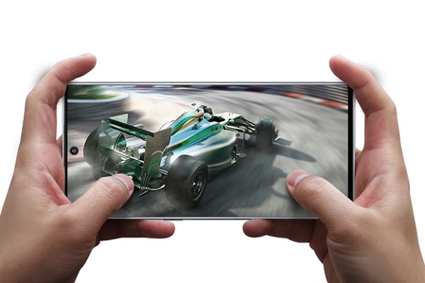 Người dùng thoải mái chơi game với Galaxy A51