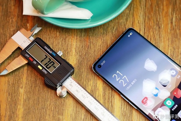 Lộ ảnh thực tế OPPO Reno 3 Pro “siêu mỏng” 7.7mm, màn hình đục lỗ, 4 camera thẳng hàng