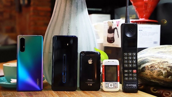 OPPO Reno 3 Pro đặt cạch các model thế hệ cũ để so sánh “độ mỏng” theo thời gian