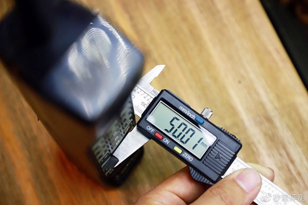Motorola 888 đời cổ có độ dày tới 50mm