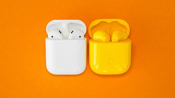 Thật khó để nói sản phẩm này không ‘học hỏi’ từ Apple trong thiết kế: từ phần housing cho đến chiếc đuôi dài, nhưng nó có thêm màu vàng trẻ trung