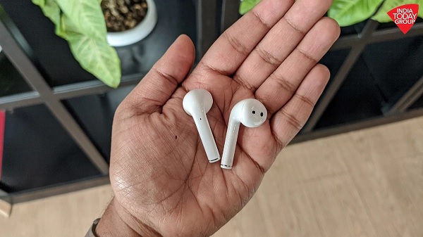 Realme trang bị cho tai nghe này con chip R1 bên trong, hỗ trợ kết nối Bluetooth 5.0, mỗi tai nghe có 2 micro, một cho cuộc gọi và 1 để khử tiếng ồn bên ngoài