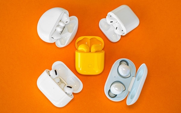Cận cảnh Realme Buds Air cùng với những chiếc tai nghe không dây của các hãng khác