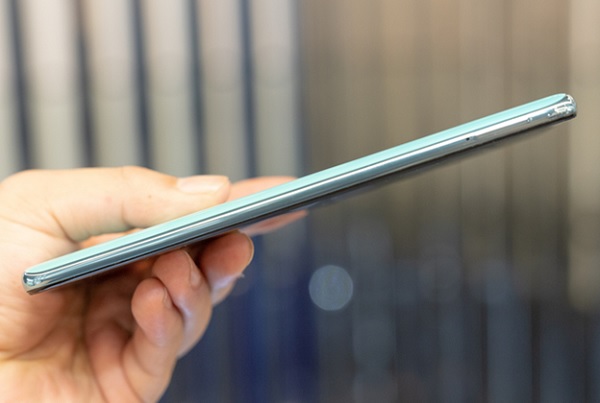 Galaxy A51 là chiếc điện thoại mỏng nhất trong phân khúc tầm trung với 7.9mm