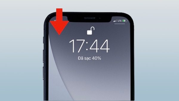 Cắm sạc để xem phần trăm pin trên iPhone 11