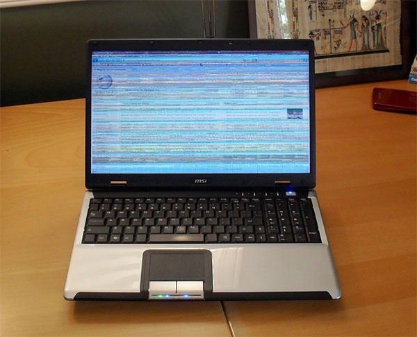 Lỗi màn hình laptop bị lỗi sọc dọc hoặc ngang do hỏng dây cáp 