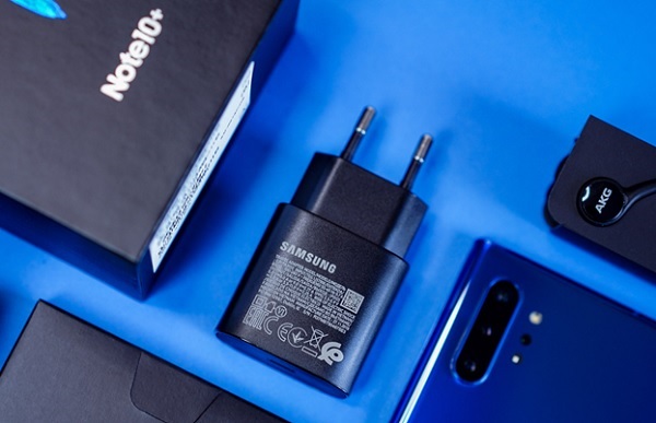 Cận cảnh củ sạc nhanh 25W đi kèm máy
