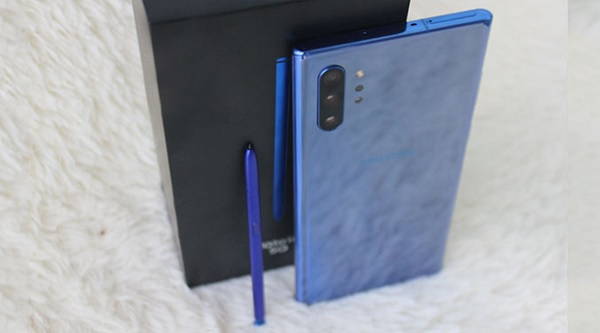 Samsung Galaxy Note 10+ màu xanh Aura sở hữu thiết kế tuyệt đẹp, mặt lưng bóng bẩy, màu sắc tuyệt đẹp, nhất lá khi có ánh sáng, ánh nắng chiếu vào
