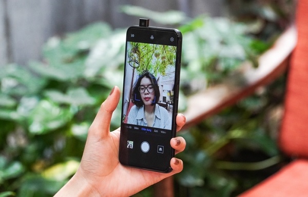 Camera selfie thò thụt 16MP được tích hợp công nghệ AI và bộ lọc làm đẹp giúp tạo ra những bức hình ảo diệu