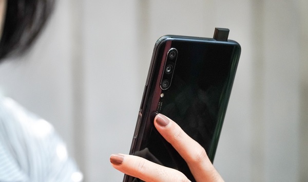 Cụm camera sau của Huawei Y9s khá giống P30 Pro