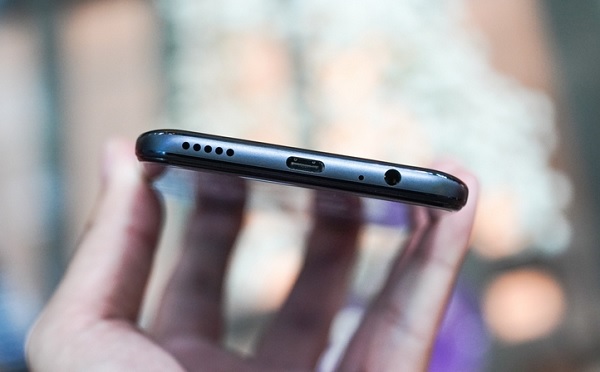 Cạnh đáy gồm: loa ngoài, jack tai nghe 3.5, cổng kết nối USB Type – C, mic thoại