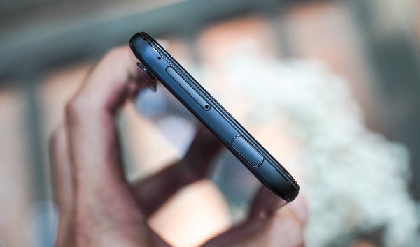 Cạnh trên cùng chứa khay camera selfie, mic thu âm và khay đựng sim