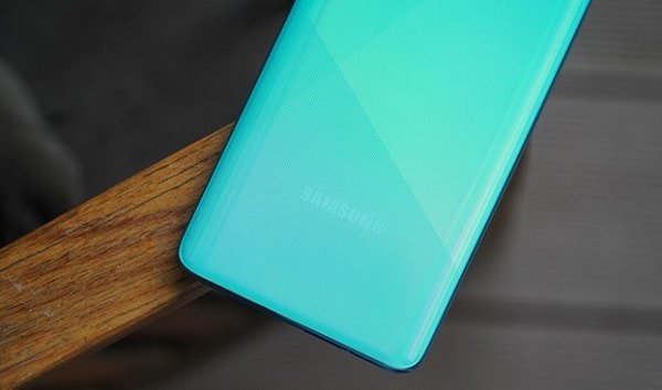Mặt lưng Galaxy A51 vẫn được sơn theo phong cách gradient đem đến sự hiện đại và sang trọng