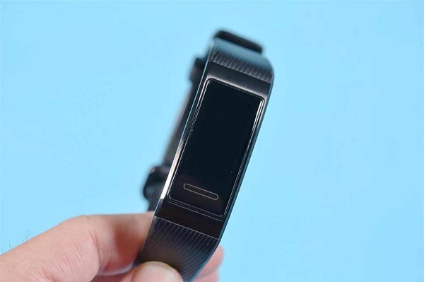 Huawei cũng trang bị một trình theo dõi GPS tích hợp độc lập trên Band 4 Pro
