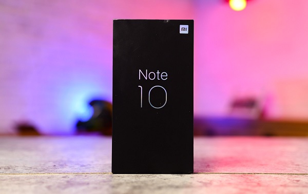 Hộp của Mi Note 10 có một màu đen tuyền nổi bật là dòng chữ Note 10 chuyển sắc tuyệt đẹp