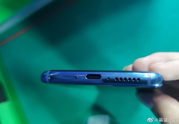 Cạnh đáy là vị trí của khe SIM, micro, cổng USB-C và loa ngoài