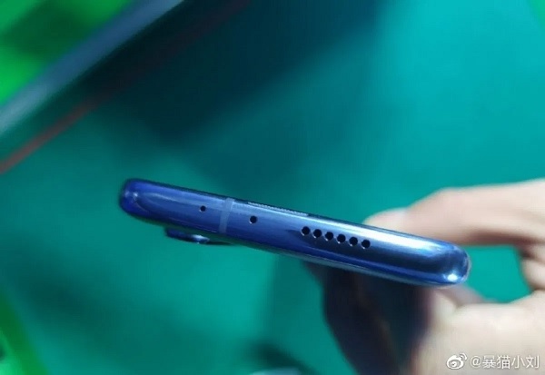 Cạnh trên dường như có 1 micro và loa ngoài khác