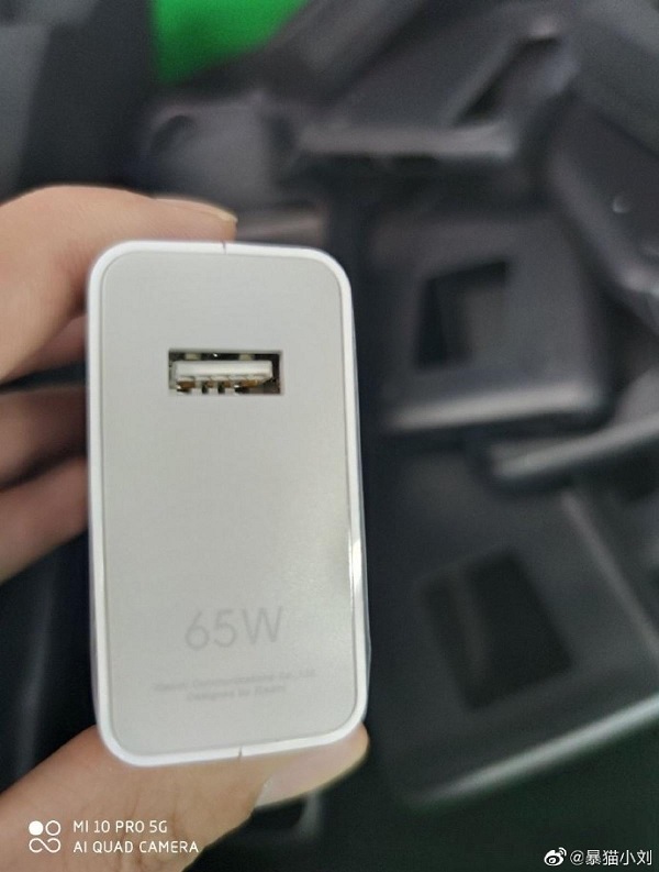 Mi 10 Pro 5G sẽ được tặng kèm 1 củ sạc nhanh 65W trong hộp đựng